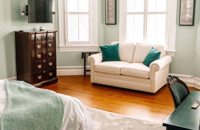 Cutlass Room - Captain's Quarters Inn, Downtown Historic Edenton