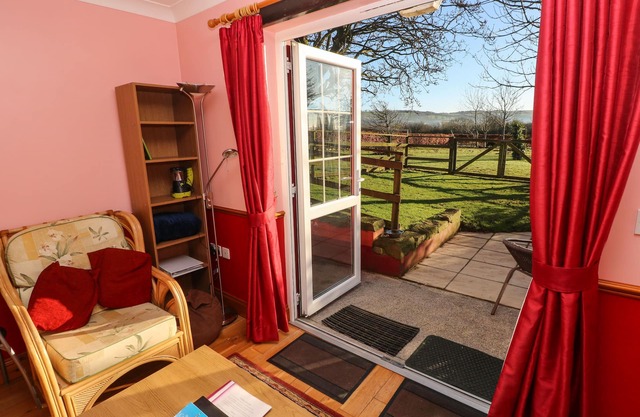 CWTCH COWIN, pet friendly, country holiday cottage in Bancyfelin