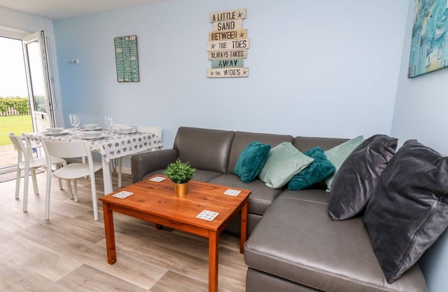 CWTSH CRAGEN, pet friendly, character holiday cottage in New Quay