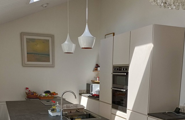Cybil's Retreat - 2 bedroom house near town centre with enclosed garden