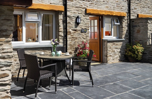 CYCH COTTAGE, pet friendly, luxury holiday cottage in Cenarth