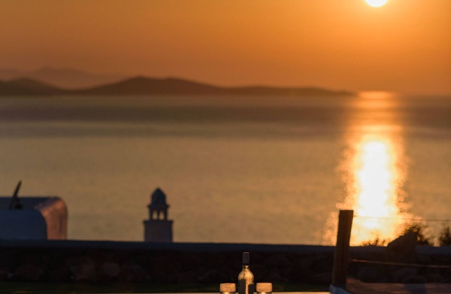 Cycladic Breeze Villa, sunset views, close to Ornos & town center