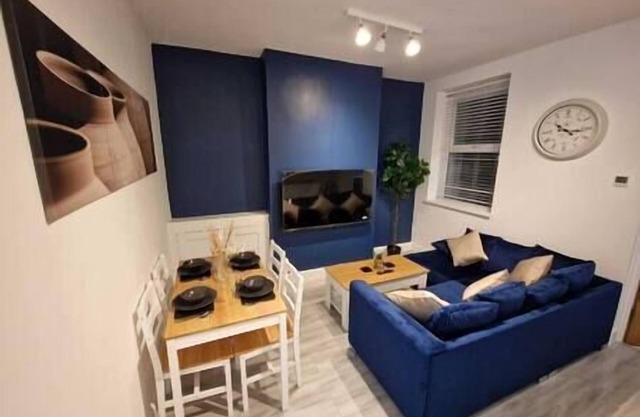 Cyfarthfa Double Room 3 - Shared Bathroom - Near City Centre