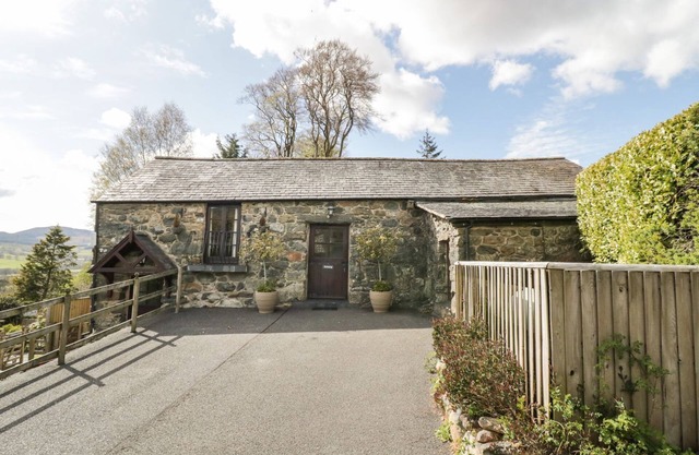 CYFFDY COTTAGE - ARENIG, pet friendly, with open fire in Parc