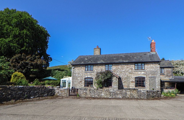 CYNYNION UCHAF, pet friendly, character holiday cottage in Trefonen