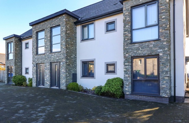 CYSGOD Y CAPEL, family friendly, country holiday cottage in Benllech
