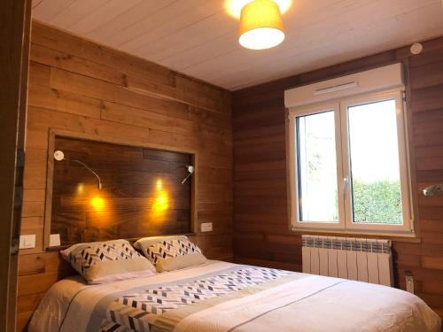 D5 Parking Wifi 3 lits, 2 à 4 pers avec mezzanine petite hauteur et 1 chambre