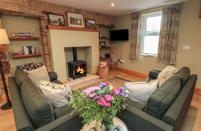 DAFFODIL COTTAGE, pet friendly, with open fire in Port Mulgrave