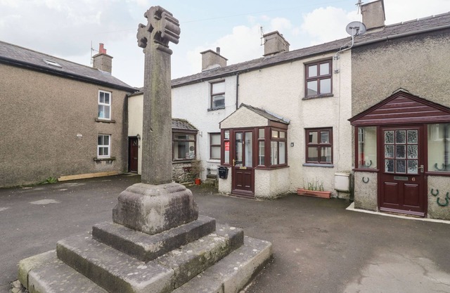 DAFFODIL COTTAGE, pet friendly, with open fire in Flookburgh