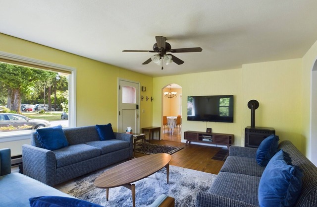 Daffodil Cottage! Downtown Packwood, walk to brewery, restaurants, shops! WIFI