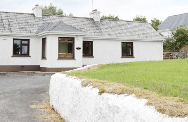DAFFODIL COTTAGE, pet friendly in Grange, County Sligo