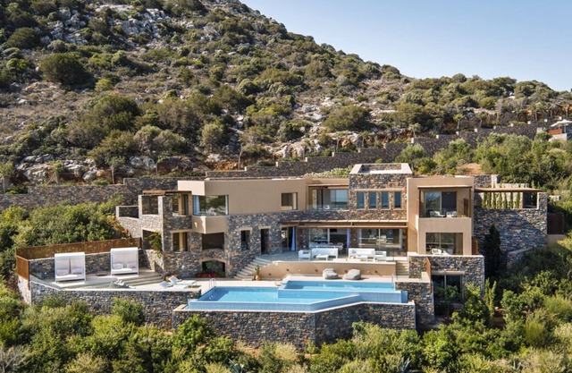 Daios Mansion - Three Bedroom Resort, Sleeps 6