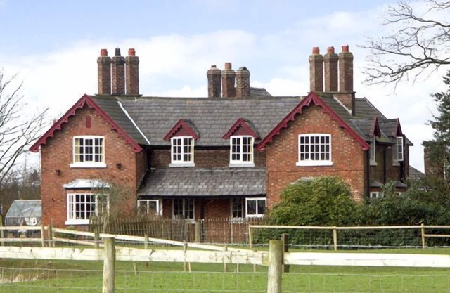 DAIRY APARTMENT 1, character holiday cottage in Tatton Park