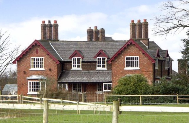 DAIRY APARTMENT 2, character holiday cottage in Tatton Park