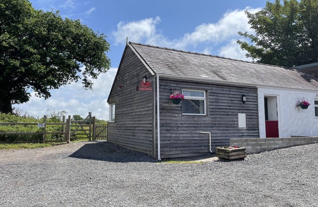 DAIRY COTTAGE, pet friendly, character holiday cottage in Whitland