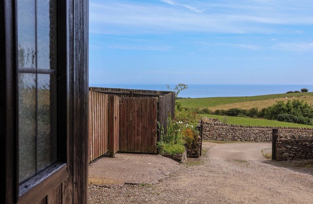 DAIRY COTTAGE, romantic, luxury holiday cottage in Staintondale