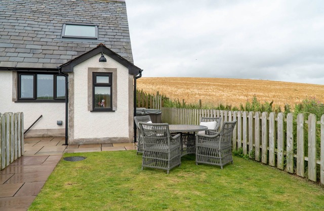 Daisy Cottage - One-bed cottage with hot tub, walk to the beach.