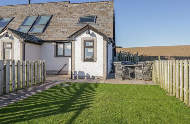 DAISY COTTAGE, romantic, luxury holiday cottage in Aldingham