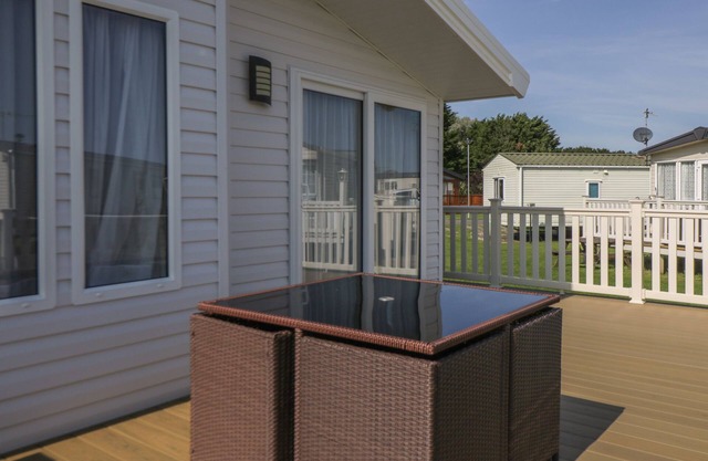 DAISY LODGE, pet friendly, country holiday cottage in Cayton