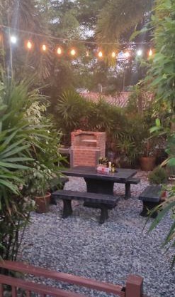 Daisy's 2 bedroom family home for up to 5 guests with garden & BBQ