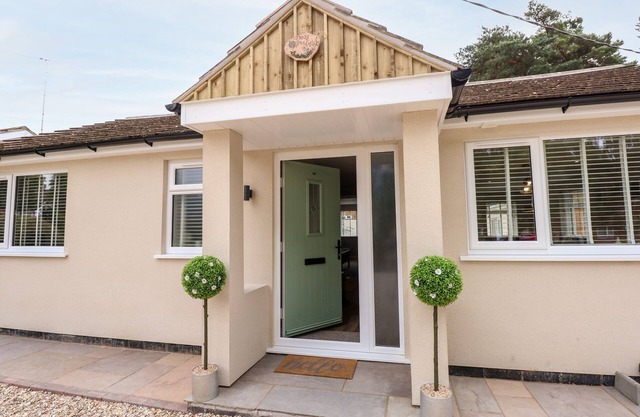 DAISY TREE COTTAGE, pet friendly, with hot tub in Woodhall Spa