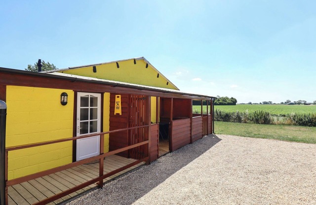DAKOTA, pet friendly, character holiday cottage in Coningsby