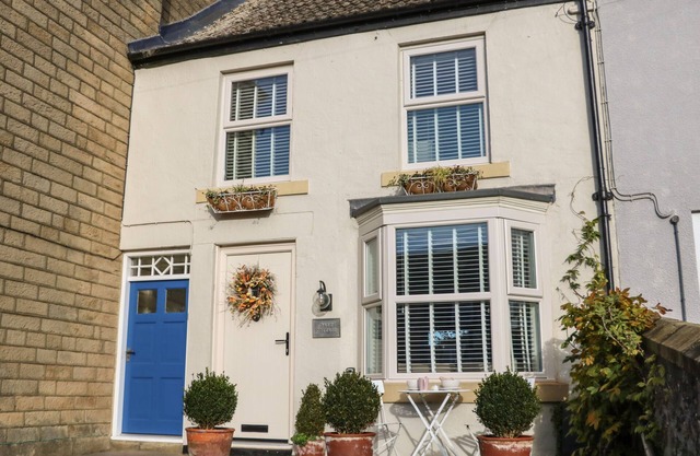 DALE COTTAGE, pet friendly, with hot tub in Ingleton, County Durham