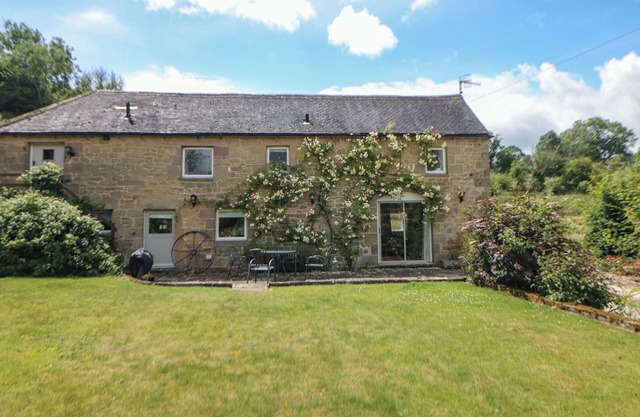 DALE VIEW COTTAGE, pet friendly, character holiday cottage in Winster