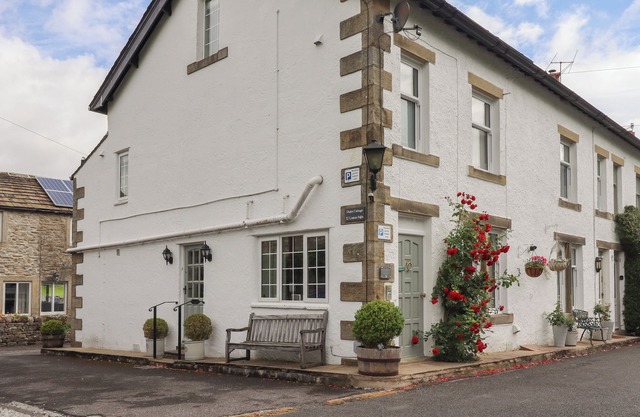 DALES COTTAGE, pet friendly, with open fire in Linton