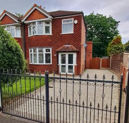 Dalton House - Three Bedroom Property Stretford free parking Near The Trafford Centre