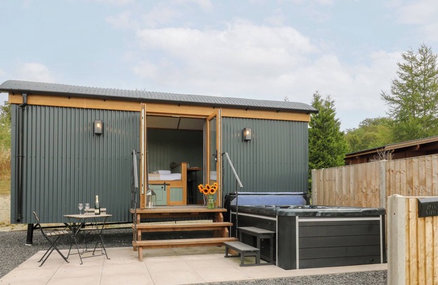 DAM VIEW SHEPHERDS HUT, romantic, with hot tub in Rhayader