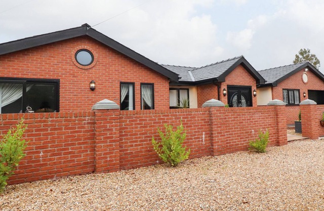DAMSON COTTAGE, luxury holiday cottage, with hot tub in Stalmine