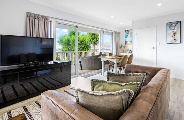 Dan's Torbay Retreat 2 BR with Sea Views
