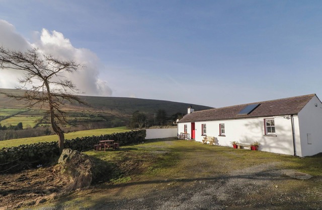 DAN WHITE'S COTTAGE, pet friendly, with open fire in Rostrevor