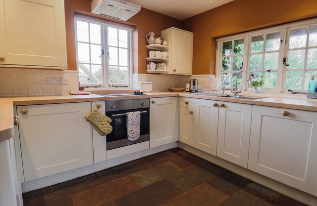 DANCING HILL COTTAGE, pet friendly, with open fire in Crediton