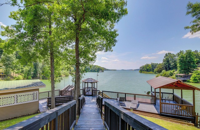 Dandridge Vacation Rental w/Fishing Pier & Grill!
