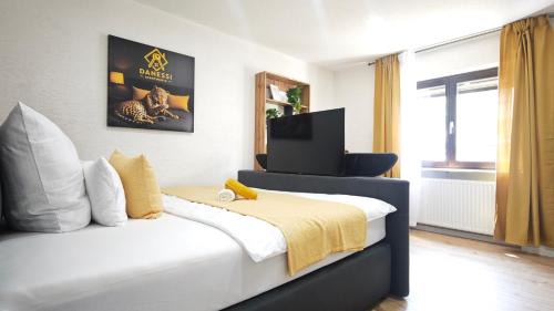 DANESSI-Business-Apartment, 2 Minuten zum Industriegebiet M-K, 10 Minuten nach Koblenz, WLAN, King Size TV Bett, Vollausgestattete Küche mit Ninja Heißluft uvm