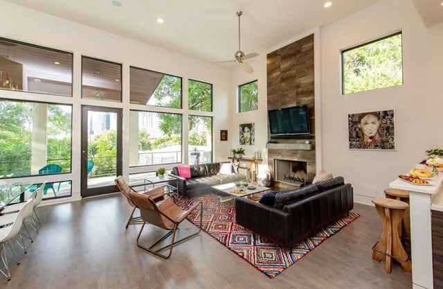 Daniel House: Luxe Comfort, Skyline Views & Explore Austin in Style