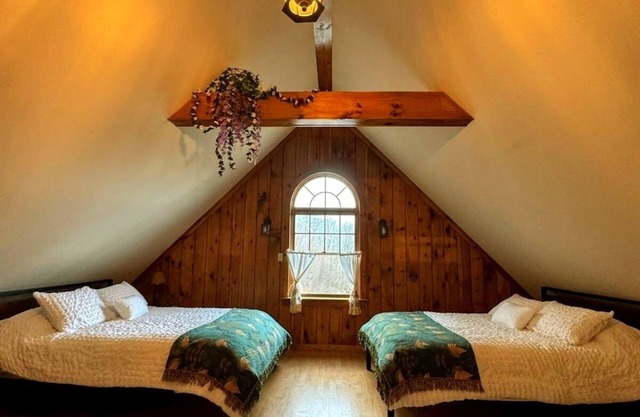 Danielsons Chalet family friendly peaceful 3200sq.ft home at Groton state forest