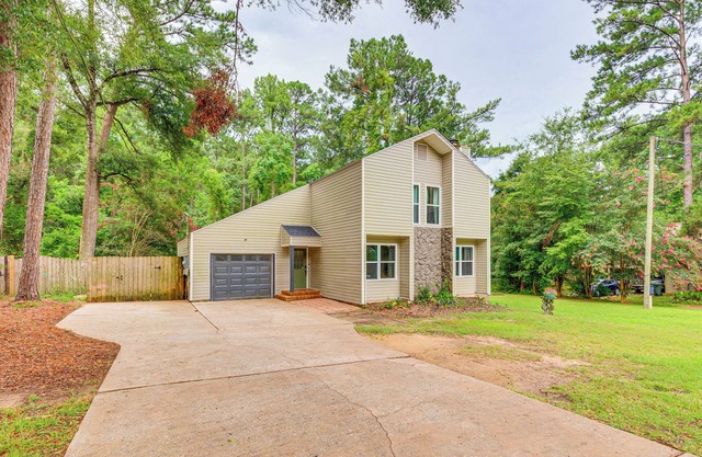 Daphne Home w/Deck: Close to Beaches & Parks!