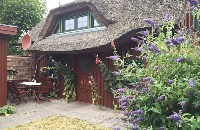 Darßer cottage with a thatched roof at a long-established Prerower family