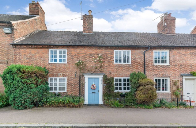 DARWEN, pet friendly, character holiday cottage in Abbots Bromley
