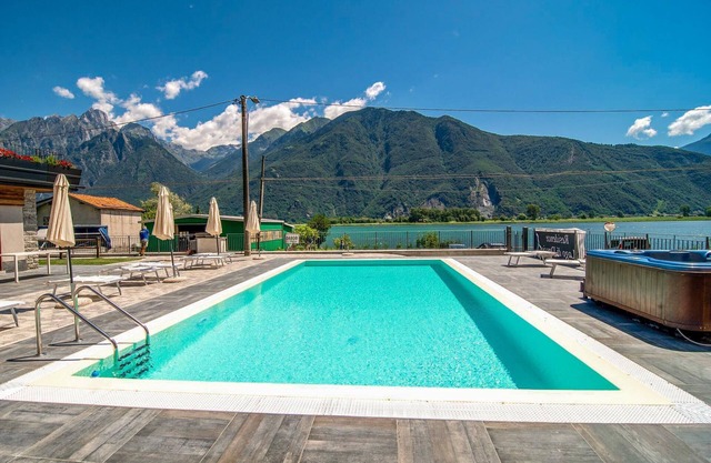 Dascio Dolce Balcony Holiday Apartment on the Lake with Pool