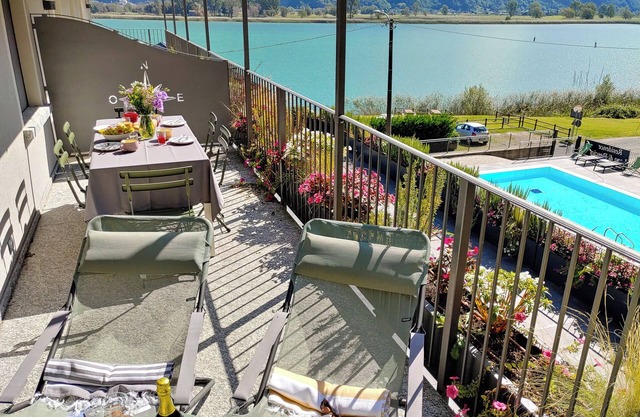 Dascio Oasi Balcony Holiday Apartment on the Lake with Pool