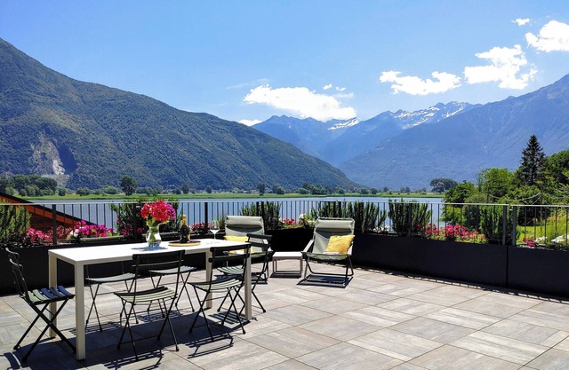 Dascio Oasi Roof Terrace Holiday Apartment on the Lake with Pool