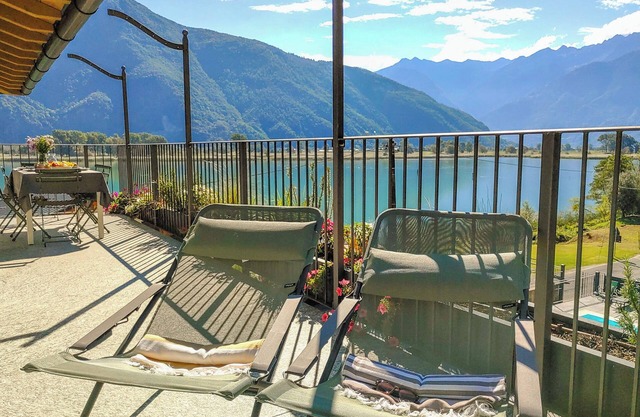 Dascio Oasi Roof Terrace Holiday Apartment on the Lake with Pool
