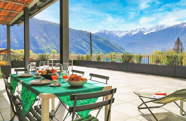 Dascio Paradise Roof Terrace Holiday Apartment on the Lake with Pool