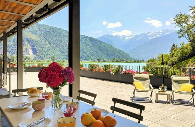 Dascio Vita roof terrace holiday flat on the lake with pool