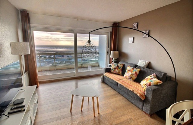 DAUPHINS E3 : Apartment with beautiful sea view, 3rd floor, for up to 4 people