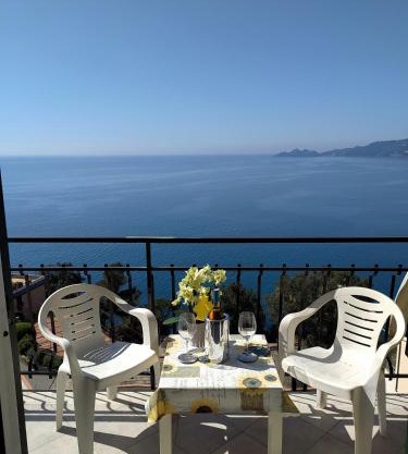 DAVANTI AL MARE, FRA PORTOFINO E LE 5 TERRE - IN FRONT Of THE SEA, BETWEEN PORTOFINO AND THE 5 TERRE
